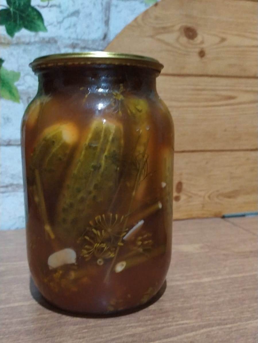 Банка с огурцами
